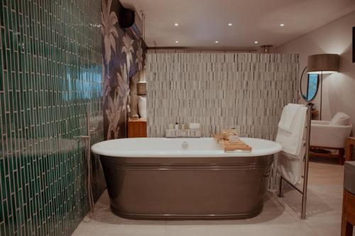 Bilik mandi di Le Petit Manoir Boutique Hotel