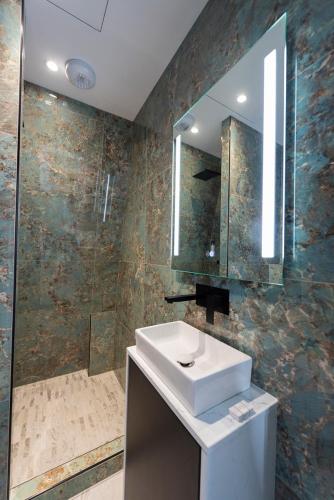 Ein Badezimmer in der Unterkunft O'Lord, 4 Etoiles, Residence de Luxe Champs-Elysees