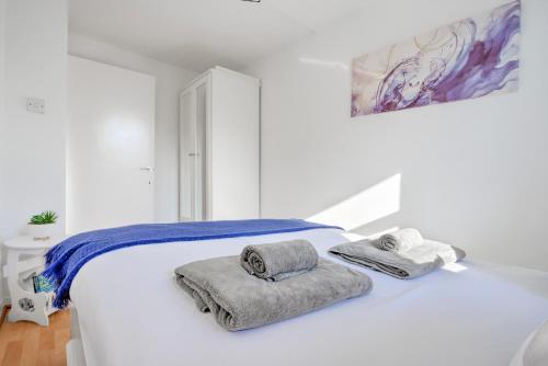 Katil atau katil-katil dalam bilik di Charming Flat in Notting Hill