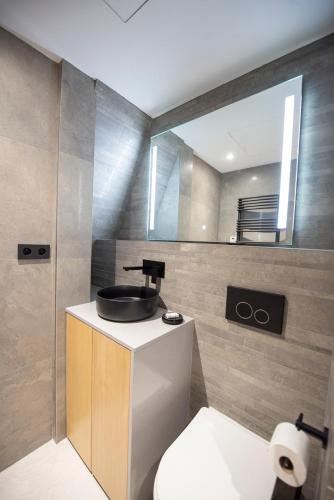 Ein Badezimmer in der Unterkunft O'Lord, 4 Etoiles, Residence de Luxe Champs-Elysees