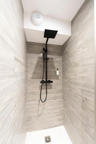 Ein Badezimmer in der Unterkunft O'Lord, 4 Etoiles, Residence de Luxe Champs-Elysees