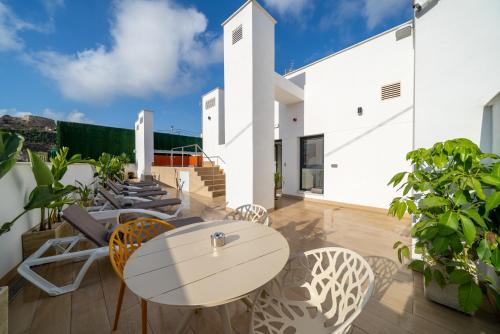 eine Terrasse mit Tisch und Stühlen auf einem Balkon in der Unterkunft Alicante Smart Accommodation in Alicante