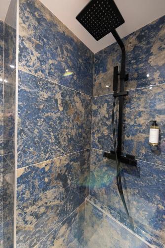 Ein Badezimmer in der Unterkunft O'Lord, 4 Etoiles, Residence de Luxe Champs-Elysees