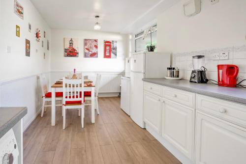 Dapur atau dapur kecil di Charming Flat in Notting Hill