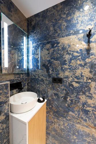 Ein Badezimmer in der Unterkunft O'Lord, 4 Etoiles, Residence de Luxe Champs-Elysees