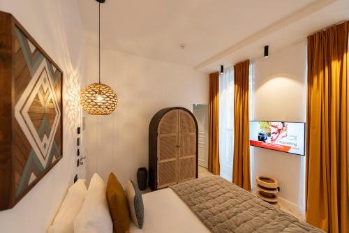 TV/Unterhaltungsangebot in der Unterkunft O'Lord, 4 Etoiles, Residence de Luxe Champs-Elysees