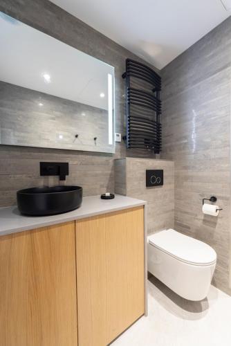 Ein Badezimmer in der Unterkunft O'Lord, 4 Etoiles, Residence de Luxe Champs-Elysees