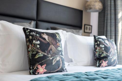 Ein Bett oder Betten in einem Zimmer der Unterkunft O'Lord, 4 Etoiles, Residence de Luxe Champs-Elysees