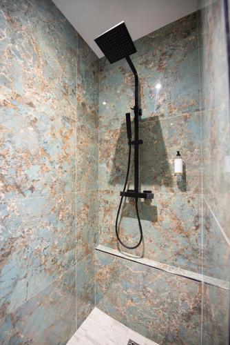 Ein Badezimmer in der Unterkunft O'Lord, 4 Etoiles, Residence de Luxe Champs-Elysees