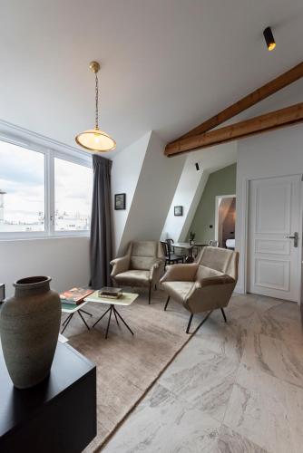 Ein Sitzbereich in der Unterkunft O'Lord, 4 Etoiles, Residence de Luxe Champs-Elysees