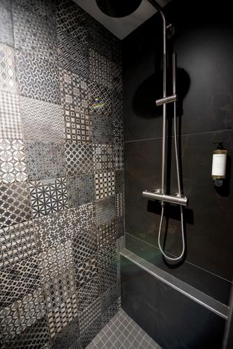 Ein Badezimmer in der Unterkunft O'Lord, 4 Etoiles, Residence de Luxe Champs-Elysees