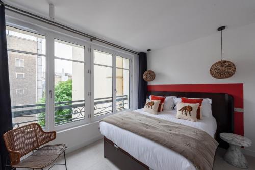 Ein Bett oder Betten in einem Zimmer der Unterkunft O'Lord, 4 Etoiles, Residence de Luxe Champs-Elysees