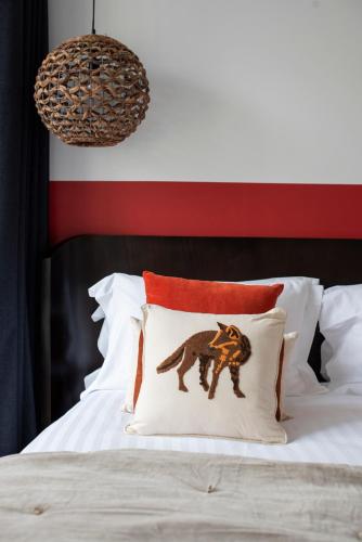 Ein Bett oder Betten in einem Zimmer der Unterkunft O'Lord, 4 Etoiles, Residence de Luxe Champs-Elysees