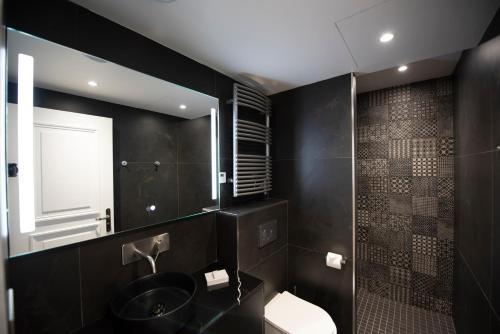 Ein Badezimmer in der Unterkunft O'Lord, 4 Etoiles, Residence de Luxe Champs-Elysees