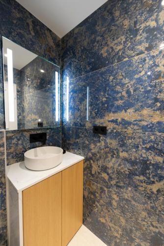 Ein Badezimmer in der Unterkunft O'Lord, 4 Etoiles, Residence de Luxe Champs-Elysees