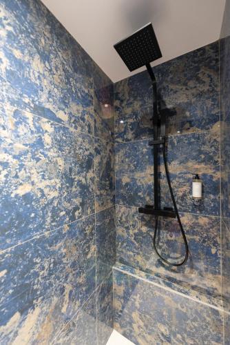 Ein Badezimmer in der Unterkunft O'Lord, 4 Etoiles, Residence de Luxe Champs-Elysees