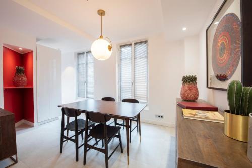 Ein Sitzbereich in der Unterkunft O'Lord, 4 Etoiles, Residence de Luxe Champs-Elysees