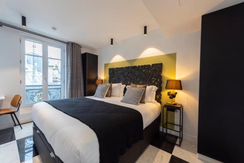 Ein Bett oder Betten in einem Zimmer der Unterkunft O'Lord, 4 Etoiles, Residence de Luxe Champs-Elysees