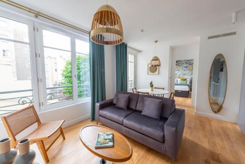 Ein Sitzbereich in der Unterkunft O'Lord, 4 Etoiles, Residence de Luxe Champs-Elysees