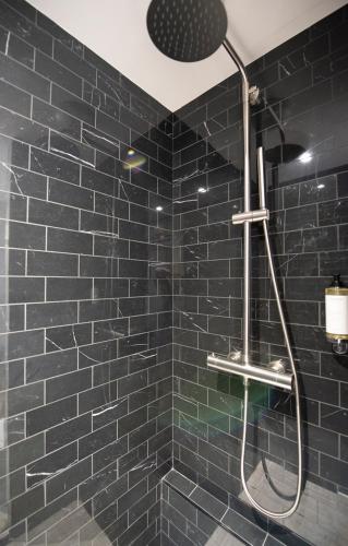 Ein Badezimmer in der Unterkunft O'Lord, 4 Etoiles, Residence de Luxe Champs-Elysees