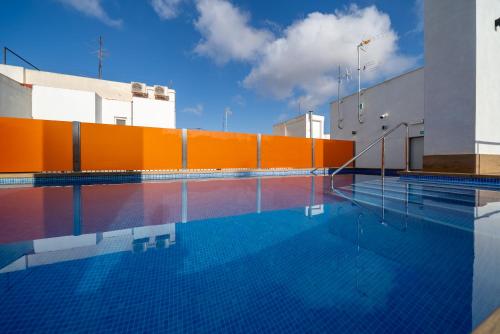 Der Swimmingpool an oder in der Nähe von Alicante Smart Accommodation