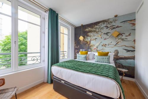 Ein Bett oder Betten in einem Zimmer der Unterkunft O'Lord, 4 Etoiles, Residence de Luxe Champs-Elysees