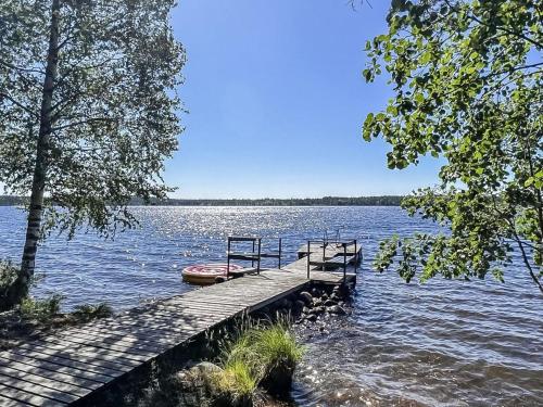 un molo su un lago con una barca di Holiday Home Kitkaranta by Interhome a Kitka