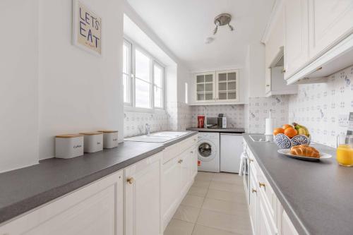 Dapur atau dapur kecil di Charming Studio with Stunning Windsor Castle Views
