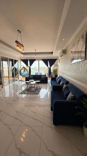 a large living room with couches and a table at درة العروس لونق بيش مسبح in Durat  Alarous