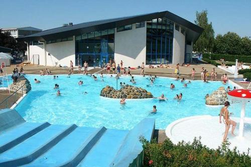 eine Gruppe von Menschen, die in einem Schwimmbecken schwimmen in der Unterkunft La maison au bout du chemin in Poey-dʼOloron