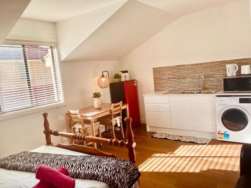 une cuisine avec une table et un micro-ondes et une cuisine avec une cuisine dans l'établissement Love Cottage, à Glenwood
