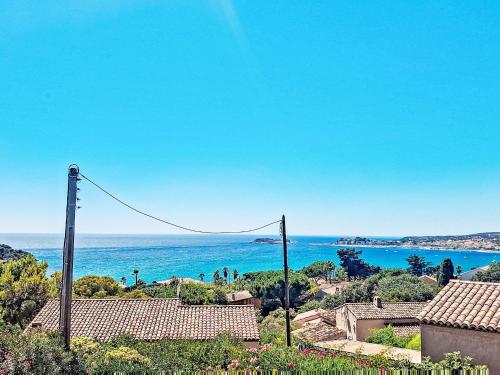 une vue sur l'océan depuis une maison dans l'établissement Apartment Terre Marine-2 by Interhome, à Sanary-sur-Mer