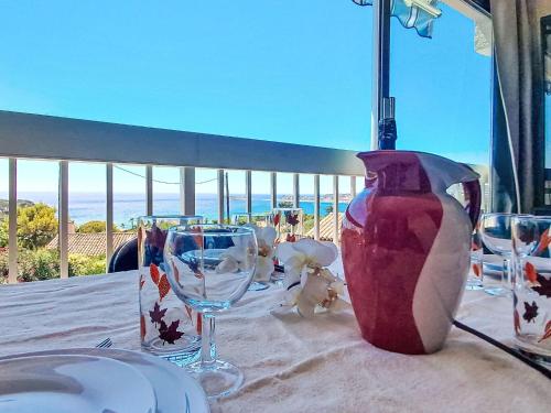 - une table avec des verres à vin et un vase sur une table dans l'établissement Apartment Terre Marine-2 by Interhome, à Sanary-sur-Mer