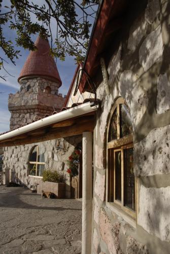 a stone building with a tower on top of it at Hotel Mansion Tarahumara in Areponapuchi