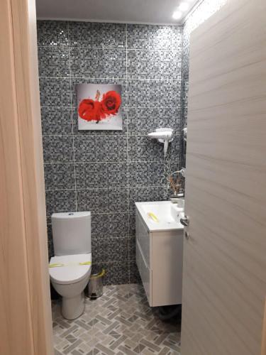 a bathroom with a toilet and a sink at Seatime Studio in primul rând la mare in Mamaia Sat/Năvodari