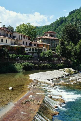 バーニ・ディ・ルッカにあるBridge Hotelの背景の川