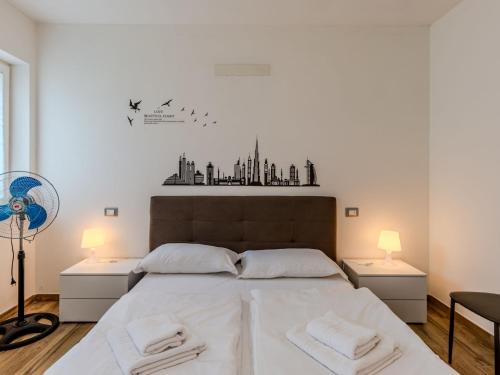 ein Schlafzimmer mit einem großen Bett mit zwei Nachttischen in der Unterkunft Apartment Nespolo by Interhome in Dro