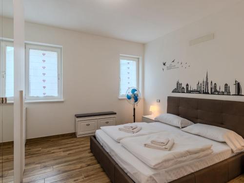 Ein Bett oder Betten in einem Zimmer der Unterkunft Apartment Nespolo by Interhome