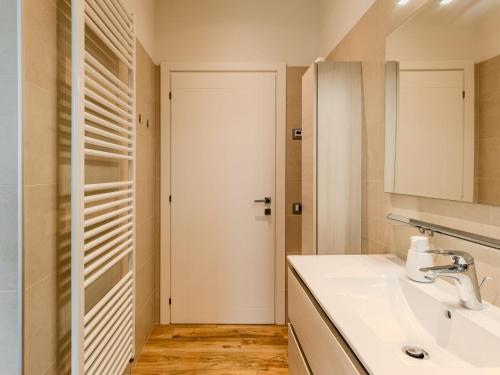 Ein Badezimmer in der Unterkunft Apartment Nespolo by Interhome
