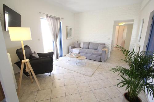 Χώρος καθιστικού στο Angie's Serenity Apartment