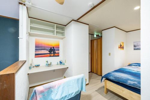 a bedroom with a bed and a sink in a room at Costa Beach, 8min the beach, 4min Enoshima Station, free Wi-Fi in Kamakura