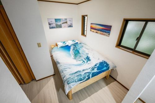 a small bed in a room with a window at Costa Beach, 8min the beach, 4min Enoshima Station, free Wi-Fi in Kamakura