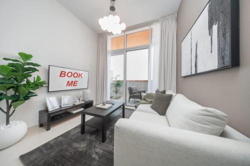 Posezení v ubytování StayShort - Damac Hills chic 1 Bed with Basketball Court