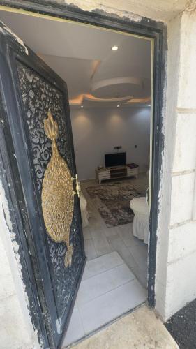a door with a picture of a chicken on it at استديو مصيف الراحه in Taif
