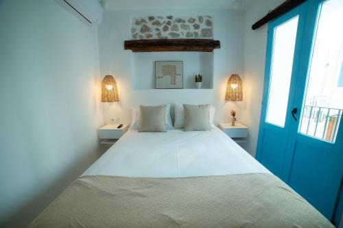 una camera da letto con un letto grande con una porta blu di Papa Luna Suites Hostal Boutique a Peñíscola