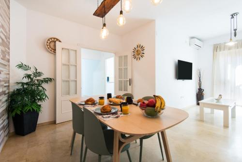 NEW 1st CORNER City center Apartment Ideal for Groups