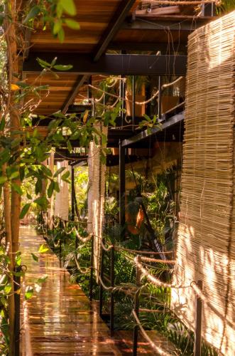 Un jardín fuera de Hotel Noga