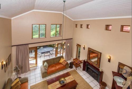 克尼斯纳Pezula Golf Villa的带沙发和壁炉的客厅