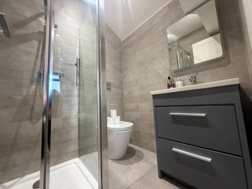 Ванная комната в Seafront Two Bedrooms Two bathrooms slp 5