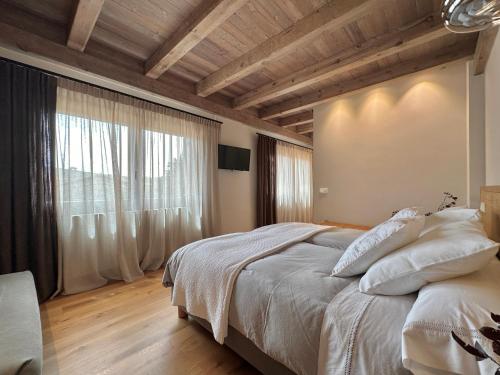 a bedroom with a large bed and a large window at Casa Rural Pacelia in Salgüero de Juarros
